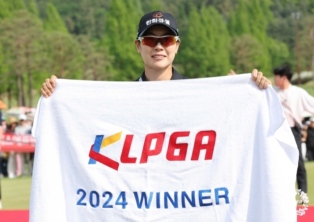 이정민이 크리스에프앤씨 제46회 KLPGA 챔피언십 우승 확정 후 포즈를 취하고 있다./KLPGA