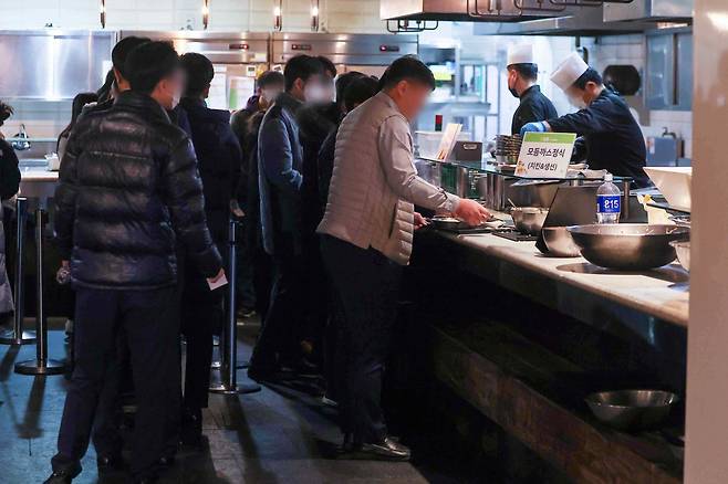 서울 시내 한 구내식당에서 직장인들이 식사를 받고있다. [연합]