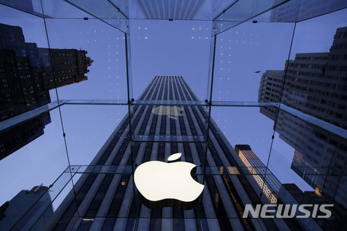 [뉴욕=AP/뉴시스] 미국 뉴욕 5번가의 애플스토어 입구에 애플 로고가 걸려 있다. 2018.1.31