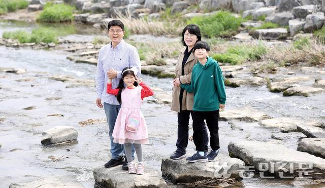 경기 성남에 사는 김현수씨 가족은 지방자치단체가 제공하는 여행지원금 프로그램에 참여해 3년간 20곳이 넘는 농촌지역을 여행 다녔다. 충북 보은에 간 김씨 가족이 항건천에서 즐거운 시간을 보내고 있다. 왼쪽부터 김현수씨, 딸 서아양, 부인 강아란씨, 아들 서율군. 보은=백승철 프리랜서 기자