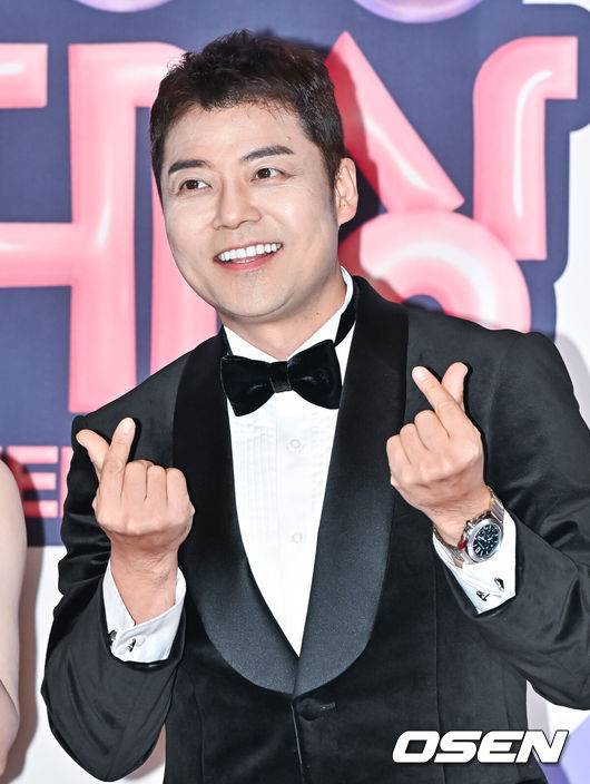 [OSEN=박준형 기자] 29일 오후 서울 상암동 상암 MBC에서 2023 방송연예대상 시상식이 진행됐다.전현무가 포즈를 취하고 있다. 2023.12.29 / soul1014@osen.co.kr