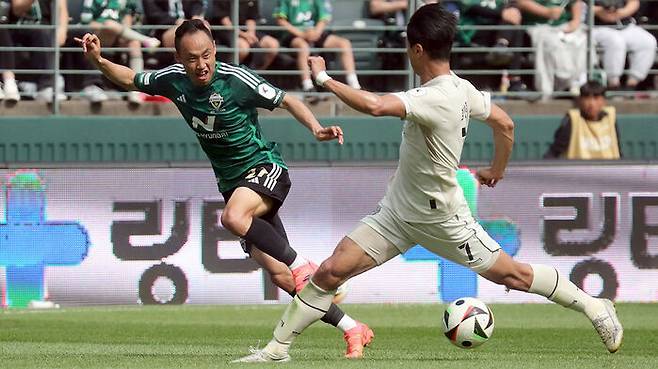 프로축구 대구와전북의 경기에서 전북 문선민이 에르난데스에게 골을 어시스트하고 있다