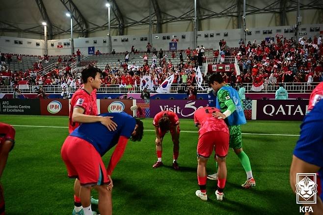 지난 26일(한국시간) 카타르 도하 압둘라 빈 칼리파 스타디움에서 열린 2024 아시아축구연맹(AFC) 23세 이하(U-23) 아시안컵 8강 한국과 인도네시아의 경기에서 승부차기 끝에 인도네시아에 패한 선수들이 낙담하고 있다. 대한축구협회 제공