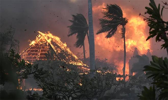 2023년 8월 8일(현지시간) 미국 하와이주 마우이섬 서부 리하이나의 한 교회가 이날 발생한 산불로 화염에 휩싸여 있다. AP연합뉴스