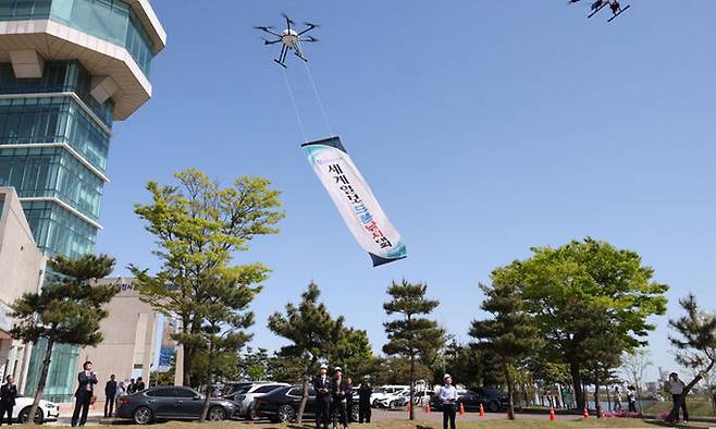 정희택 세계일보 사장(가운데 왼쪽)이 27일 충남 당진시 석문방조제 주변 당진드론산업지원센터에서 열린 제7회 세계드론낚시대회 개회식에서 드론을 날리는 세리머니를 하고 있다. 당진=이제원 선임기자