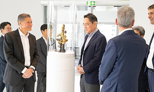 이재용 삼성전자 회장(가운데)이 26일(현지시간) 독일 오버코헨 자이스 본사에서 칼 람프레히트 자이스그룹 최고경영자(CEO·왼쪽) 등과 장비를 살펴보고 있다. 삼성전자 제공