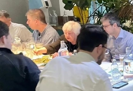 재닛 옐런(뒷줄 가운데) 미국 재무장관이 지난해 7월 베이징 싼리툰 식당에서 젓가락을 사용해 식사하는 모습. 웨이보 캡처