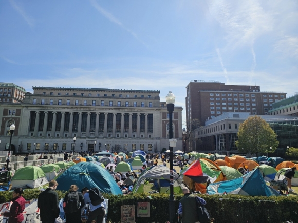 26일(현지시간) 미국 뉴욕 컬럼비아대 캠퍼스 안에 반이스라엘 학생 시위대가 만든 텐트촌이 들어서 있다. 뉴욕 이재연 특파원