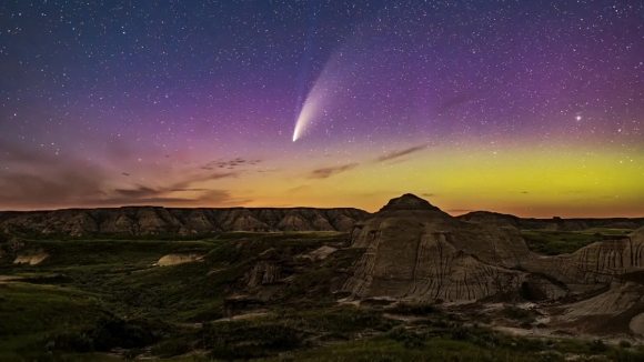 2020년 7월 14~15일 밤 캐나다 앨버타 주 주립공룡공원의 황무지 위를 지나는 네오와이즈(C/2020 F3) 혜성. 육안으로 볼 때 혜성이 이렇게 밝은 경우는 거의 없다. 출처: Alan Dyer/VW Pics.
