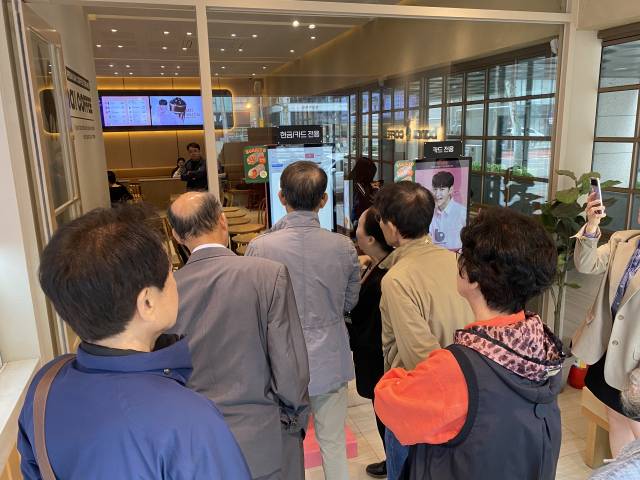 25일 서울 강남구 대치4동의 한 카페에서 정보화교실 수강생들이 키오스크를 이용해 음료를 주문하고 있다. 이승령 기자