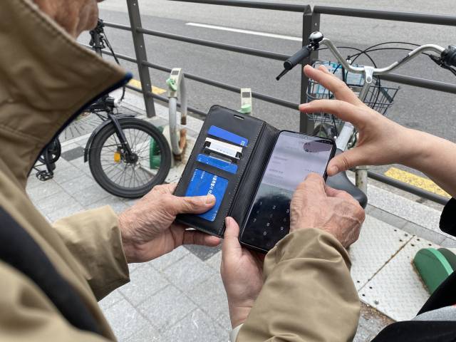 25일 서울 강남구 대치4동에서 정보화교실 수강생이 수업 이후 공유자전거 이용법에 대해 질문하고 있다. 이승령 기자