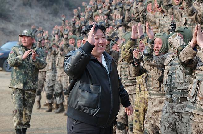 김정은 국무위원장이 3월15일 조선인민군 항공육전병부대의 훈련을 지도했다고 조선중앙통신이 3월16일 보도했다. ⓒ연합뉴스