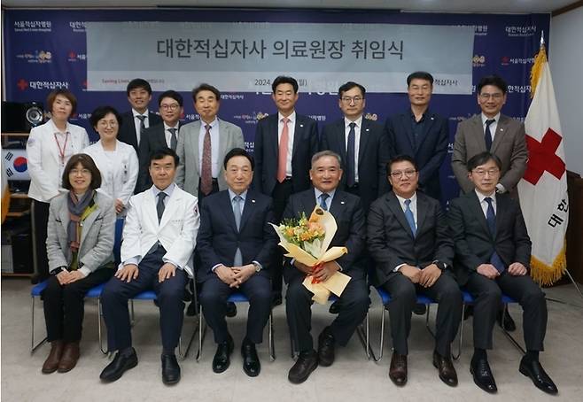 15일 서울적십자병원 강당에서 한원곤 의료원장의 취임식을 진행하였다.