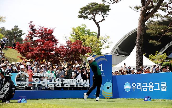 임성재가 28일 KPGA 투어 우리금융 챔피언십 4라운드에서 많은 갤러기가 지켜보는 가운데 1번 홀 티샷을 날리고 있다. /사진=KPGA