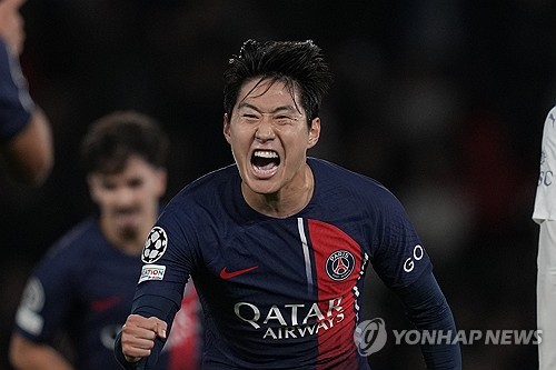 이강인이 후반 추가시간 극적인 어시스트를 기록하며 소속팀 파리 생제르맹(PSG)을 패배 위기에서 구해냈다. PSG는 28일(한국시간) 프랑스 파리에 위치한 파르크 데 프랭스에서 열린 르아브르와의 2023-24시즌 리그1 31라운드 경기에서 3-3 무승부를 거뒀다. 커리어 첫 리그 우승은 불발됐지만 이강인은 후반 시작과 함께 교체 투입돼 45분을 뛰면서 후반 추가시간 곤살루 하무스의 극장 동점골을 어시스트 하는 등 눈에 띄는 활약을 펼쳤다. 연합뉴스