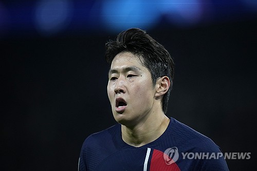 이강인이 후반 추가시간 극적인 어시스트를 기록하며 소속팀 파리 생제르맹(PSG)을 패배 위기에서 구해냈다. PSG는 28일(한국시간) 프랑스 파리에 위치한 파르크 데 프랭스에서 열린 르아브르와의 2023-24시즌 리그1 31라운드 경기에서 3-3 무승부를 거뒀다. 커리어 첫 리그 우승은 불발됐지만 이강인은 후반 시작과 함께 교체 투입돼 45분을 뛰면서 후반 추가시간 곤살루 하무스의 극장 동점골을 어시스트 하는 등 눈에 띄는 활약을 펼쳤다. 연합뉴스