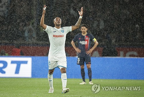 이강인이 후반 추가시간 극적인 어시스트를 기록하며 소속팀 파리 생제르맹(PSG)을 패배 위기에서 구해냈다. PSG는 28일(한국시간) 프랑스 파리에 위치한 파르크 데 프랭스에서 열린 르아브르와의 2023-24시즌 리그1 31라운드 경기에서 3-3 무승부를 거뒀다. 커리어 첫 리그 우승은 불발됐지만 이강인은 후반 시작과 함께 교체 투입돼 45분을 뛰면서 후반 추가시간 곤살루 하무스의 극장 동점골을 어시스트 하는 등 눈에 띄는 활약을 펼쳤다. 연합뉴스