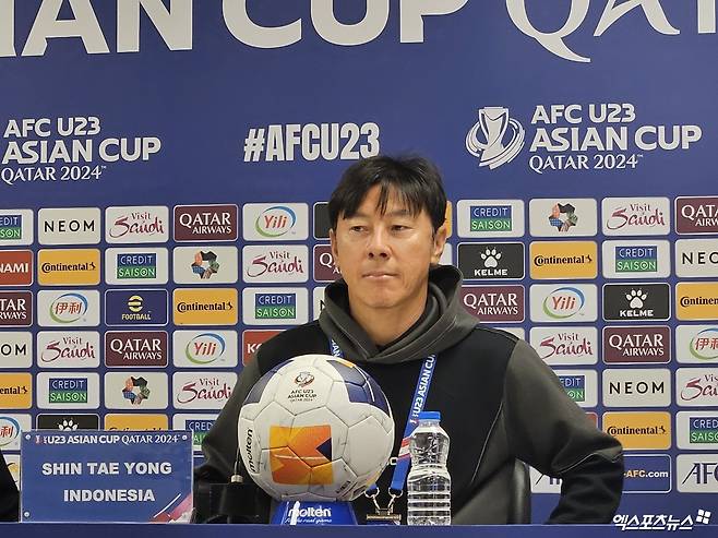 신태용 인도네시아 23세 이하(U-23) 축구대표팀 감독은 우즈베키스탄과의 2024 AFC U-23 아시안컵 4강전을 앞두고 한국과의 경기에서 승부차기까지 간 게 선수들에게 체력적인 부담을 줬다고 인정했다. 그러면서도 신 감독은 선수들이 정신력으로 무장해야 한다며 정신력을 강조했다. 사진 도하, 김환 기자