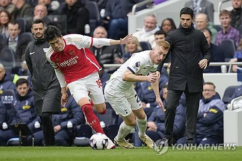 토트넘이 28일(한국시간) 잉글랜드 런던에 있는 토트넘 홋스퍼 스티다움에서 열린 아스널과의 2023-2024시즌 프리미어리그 35라운드 '북런던 더비' 홈 경기에서 2-3으로 패했다. 손흥민이 북런던 더비 8호 골을 넣었지만, 빛이 바랬다.&nbsp;  승점 확보에 실패한 토트넘은 5위(18승 6무 9패 승점 60)에 머물렀다. 4위 애스턴 빌라(20승 7무 8패 승점 67)보다 두 경기 덜 치렀지만, 승점 차를 좁히지 못하면서 4위까지 주어지는 다음 시즌 유럽축구연맹(UEFA) 챔피언스리그 출전권 확보 가능성이 떨어졌다.&nbsp;연합뉴스