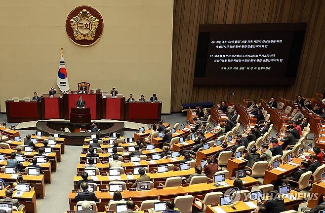‘쌍특검법’ 부결 (서울=연합뉴스) 한종찬 기자 = 윤석열 대통령의 재의요구권(거부권) 행사로 국회로 돌아온 '쌍특검법'이 29일 오후 본회의에서 부결되며 최종 폐기됐다. '쌍특검법'은 윤 대통령 부인 김건희 여사의 도이치모터스 주가조작 의혹과 대장동 개발사업 '50억 클럽' 뇌물 의혹을 각각 수사할 특별검사 도입 법안이다. 사진은 이날 열린 본회의에서 박성재 법무부 장관이 재의 요구 이유를 설명하는 모습. 2024.2.29 saba@yna.co.kr