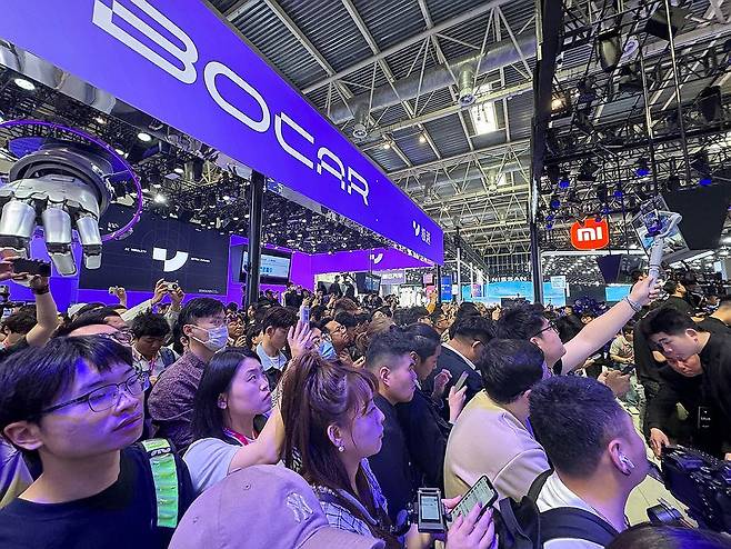 샤오미, 베이징 모터쇼 '시선 집중' (베이징=연합뉴스) 임성호 기자 = 25일(현지시간) 중국 베이징 국제전람센터 순이관에서 열린 '2024 오토 차이나'(베이징 모터쇼)에서 관람객들이 샤오미 부스를 둘러보고 있다. 2024.4.25 sh@yna.co.kr