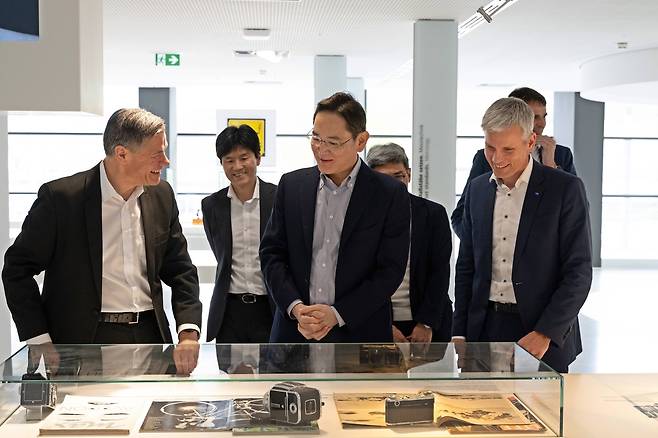 26일(현지시간) 독일 오버코헨 자이스 본사를 방문한 이재용 삼성전자 회장이 자이스 제품을 살펴보는 모습. [삼성전자 제공. 재판매 및 DB 금지]