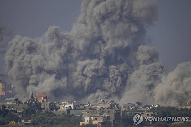 2023년 10월 팔레스타인 가자지구에서 이스라엘 공습 뒤 연기가 피어오르고 있다. 
[AP 연합뉴스 자료사진. 재판매 및 DB 금지]