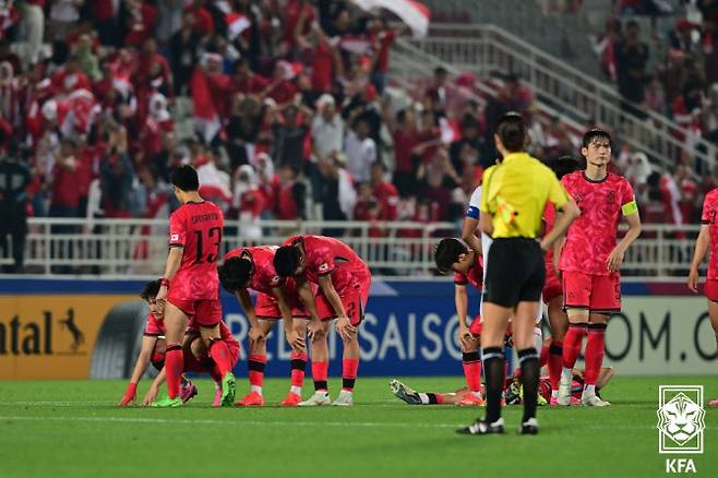 26일(한국시간) 카타르 도하 압둘라 빈 칼리파 스타디움에서 열린 2024 아시아축구연맹(AFC) 23세 이하(U-23) 아시안컵 8강 한국과 인도네시아의 경기에서 승부차기 끝에 인도네시아에 패한 선수들이 낙담하고 있다. 사진=대한축구협회 제공