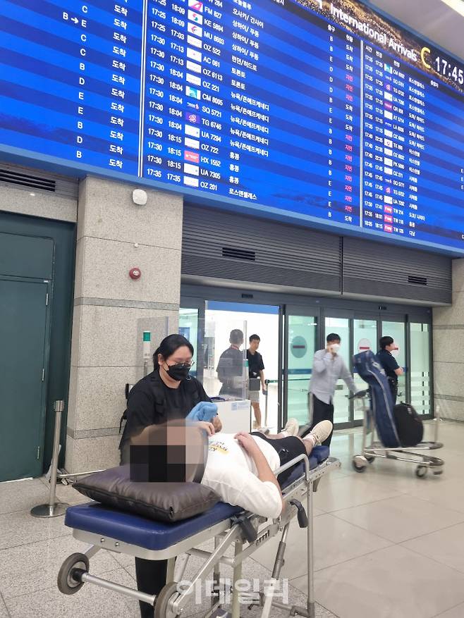 지난 25일 환자이송침대에 실려 인천국제공항 입국장에 들어서는 백씨 모습. (사진=성남시)