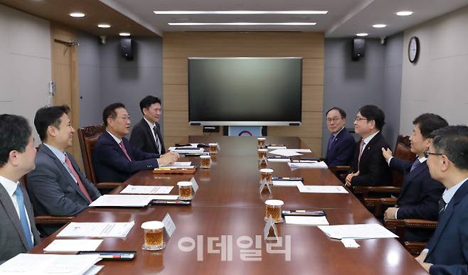 박성재 법무부 장관과 박종순 대한공증인협회 협회장이 공증제도 개선 방안 등에 관해 논의하고 있다. 법무부 제공.