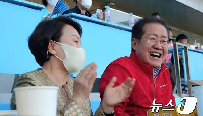 2022년 5월 22일 홍준표 대구시장이 부인 이순삼 씨와 함께 대구FC 경기를 관람하는 모습. (SNS 갈무리) ⓒ 뉴스1