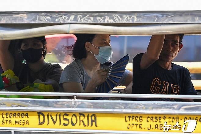 25일(현지시간) 필리핀 마닐라에 폭염이 찾아온 가운데 지프니에 탄 여성이 연신 부채질을 하며 더위를 식히고 있다. 2024.04.25/ ⓒ AFP=뉴스1 ⓒ News1 박재하 기자