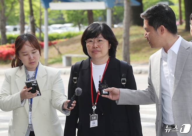 유재은 국방부 법무관리관이 29일 오전 '해병대 채 상병 사망사건 수사 외압 의혹' 관련 소환조사를 받기위해 경기 과천시 고위공직자범죄수사처(공수처)에 출석하고 있다. 2024.4.29/뉴스1 ⓒ News1 김영운 기자