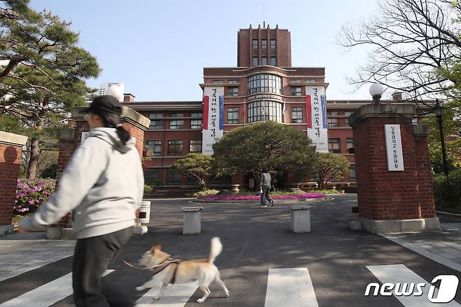 (대구=뉴스1) 남승렬 기자 = 경북대 의과대학 본과 3·4학년의 임상 수업이 시작된 29일 재학생 일부가 수업에 참여했다. 사진은 지난 8일 경북대 의대 본관 모습. 2024.4.8/뉴스1 ⓒ News1 자료 사진