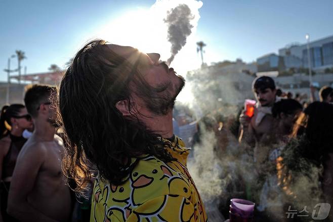 프랑스 남동부 칸에서 열린 음악축제에서 한 참가자가 전자 담배 연기를 내뿜고 있다. 사진은 기사내용과는 무관함. 2023.08.04/ ⓒ AFP=뉴스1 ⓒ News1 권진영 기자