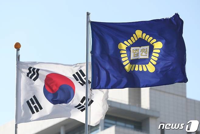 부산고등·지방법원 깃발 ⓒ News1 윤일지 기자