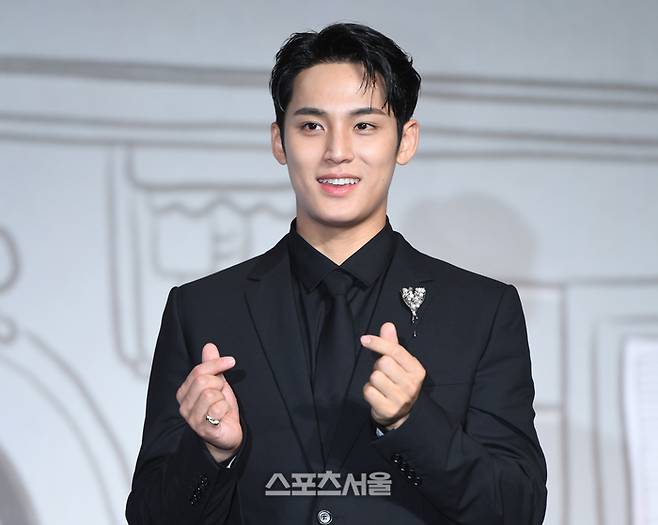 세븐틴 민규가 29일 콘래드 서울 호텔에서 그간 9년 활동을 정리한 베스트 앨범 ‘세븐틴 이즈 라이트 히어(17 IS RIGHT HERE)’ 발매 기념 글로벌 기자간담회에서 포토타임을 갖고 있다. 2024. 4. 29.최승섭기자 thunder@sportsseoul.com