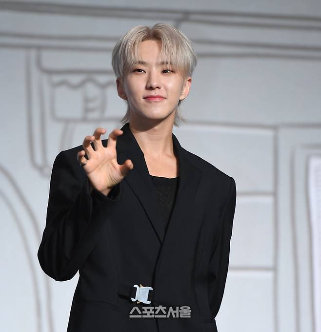 세븐틴 호시가 29일 콘래드 서울 호텔에서 그간 9년 활동을 정리한 베스트 앨범 ‘세븐틴 이즈 라이트 히어(17 IS RIGHT HERE)’ 발매 기념 글로벌 기자간담회에서 포토타임을 갖고 있다. 2024. 4. 29.최승섭기자 thunder@sportsseoul.com