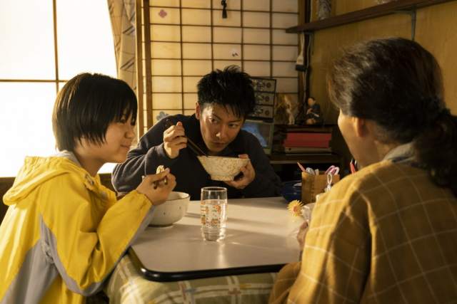 영화 속 비극의 중심에 있던 세 사람이 모여 따듯한 식사를 하고 있다. (출처-네이버 영화)