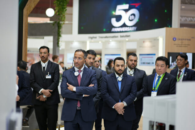 사진은 반다르 알 코라예프(Bander Alkhorayef) 산업광물자원부 장관(왼쪽 두번째) 등 사우디아라비아 정부 관계자들과 LS일렉트릭 김종우 사장(오른쪽 두번째)이 함께 LS일렉트릭 전시 부스를 둘러보는 모습 (사진=LS일렉트릭)