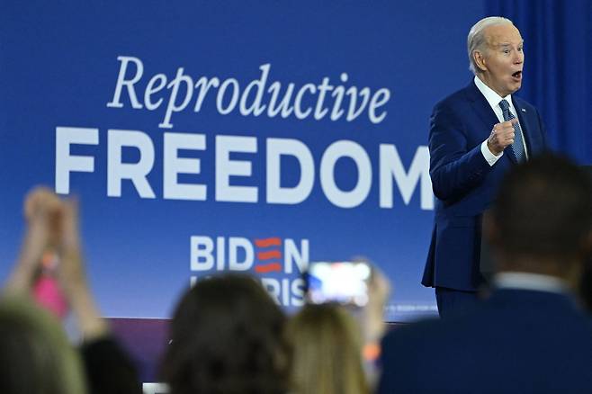 조 바이든 대통령이 23일 미국 플로리다주 탬파를 찾아 '여성의 낙태 권리'를 주제로 연설을 하고 있다. /AFP 연합뉴스