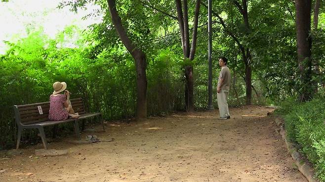 피리를 불던 이자벨 위페르를 스쳐지나가던 남자. 만약 그가 돌아보지 않았다면 둘의 이야기는 어떻게 됐을까요. 저에겐 이 장면이 이 영화의 '심쿵' 포인트였답니다.