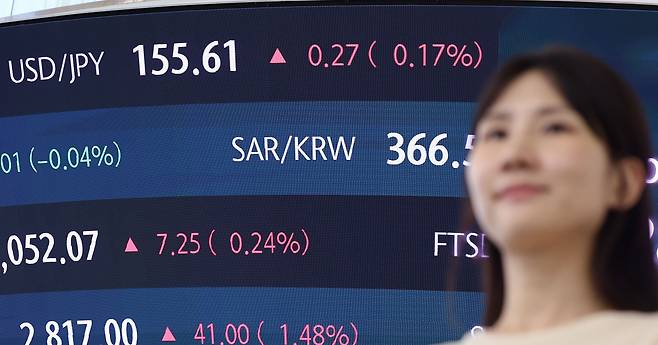 25일 서울 중구 하나은행 딜링룸에 미 달러화 대비 엔화 환율(엔·달러 환율)이 표시돼 있다. /뉴스1