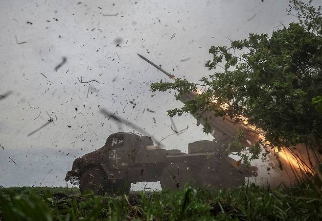 도네스크 지역에서 러시아 군부대를 타격하는 우크라이나 군대./로이터 연합뉴스