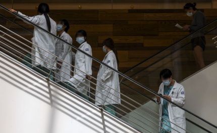 의정갈등이 계속되고 있는 가운데 지난 26일 서울의 한 대학병원에서 의료진들이 이동하고 있다.ⓒ뉴시스