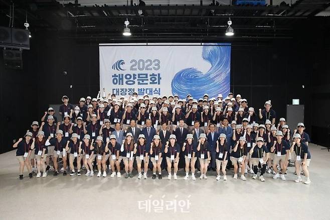 한국해양재단이 지난해 진행한 해양문화대장정 참가자들이 기념사진을 찍고 있다. ⓒ한국해양재단