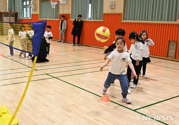 경기도 용인시 마성초등학교에서 학생들이 늘봄학교 배구수업을 하고 있다.ⓒ뉴시스