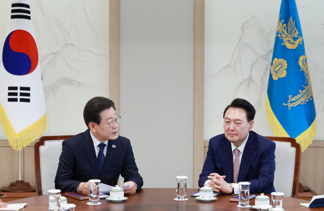 윤석열 대통령과 이재명 민주당 대표가 29일 서울 용산 대통령실 집무실에서 영수회담을 하고 있다. 연합뉴스