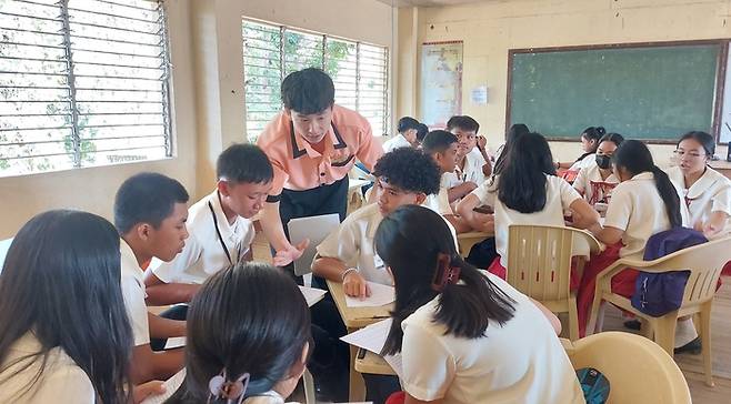 지난 3월 필리핀 안티케대학 부속고등학교에서 진행된 해외 학교현장실습에서 대구대 학생이 수업을 하고 있다.