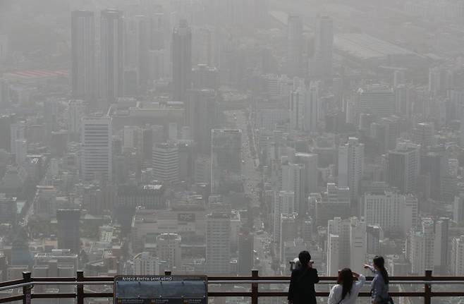 황사의 영향으로 부산지역 미세먼지 농도가 이틀째 '매우 나쁨' 수준을 보인 지난 18일 오후 부산 황령산 봉수대 전망대에서 바라본 도심이 미세먼지에 덮여 뿌옇게 보이고 있다. <뉴스1>